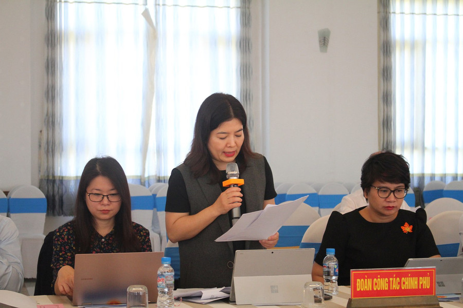 Thành viên trong đoàn công tác trả lời các kiến nghị của địa phương.