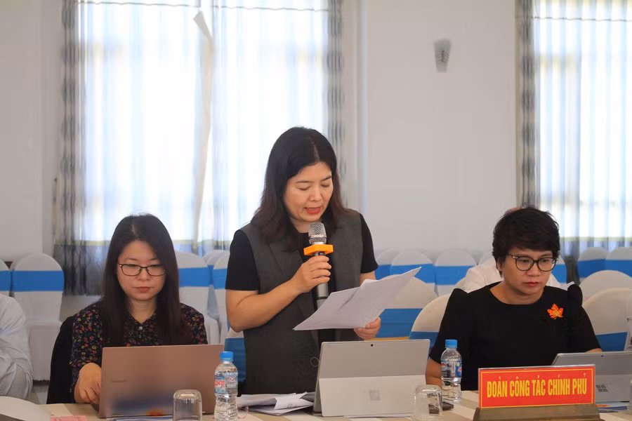 Thành viên trong đoàn công tác trả lời các kiến nghị của địa phương.