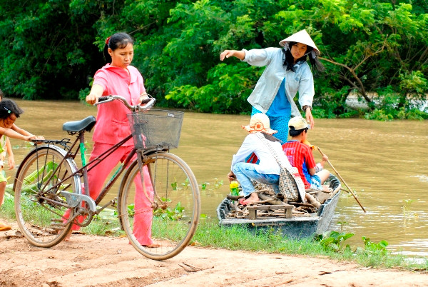 Nước lũ dâng cao khiến việc đến trường của học sinh vất vả hơn