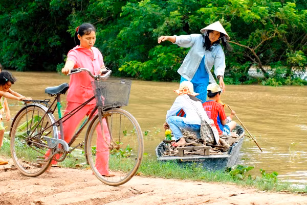 Nước lũ dâng cao khiến việc đến trường của học sinh vất vả hơn