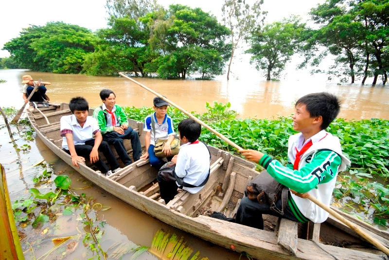 Đường đến trường của HS vùng lũ huyện An Phú (An Giang)