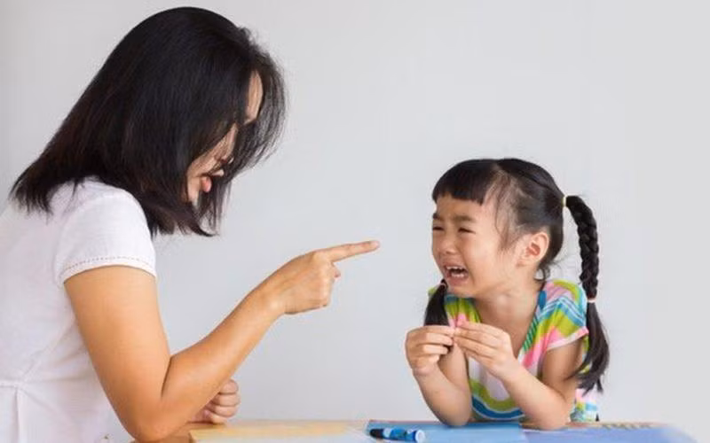 Cha mẹ không nên quát mắng con trước mặt người khác. Ảnh minh hoạ.
