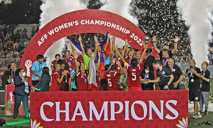 Đội tuyển nữ Philippines ăn mừng chức vô địch Đông Nam Á lần đầu tiên trong lịch sử. Đội tuyển nữ Philippines ăn mừng chức vô địch Đông Nam Á lần đầu tiên trong lịch sử.