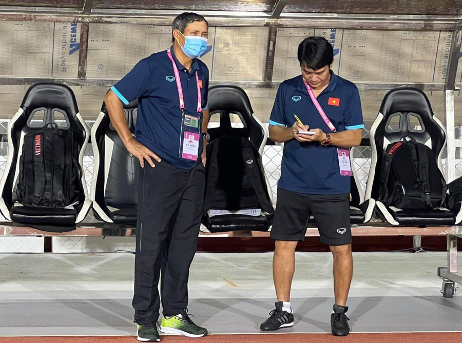 Huấn luyện viên Mai Đức Chung (bên trái) đặt ra vấn đề đổi mới đội tuyển nữ Việt Nam. Huấn luyện viên Mai Đức Chung (bên trái) đặt ra vấn đề đổi mới đội tuyển nữ Việt Nam.