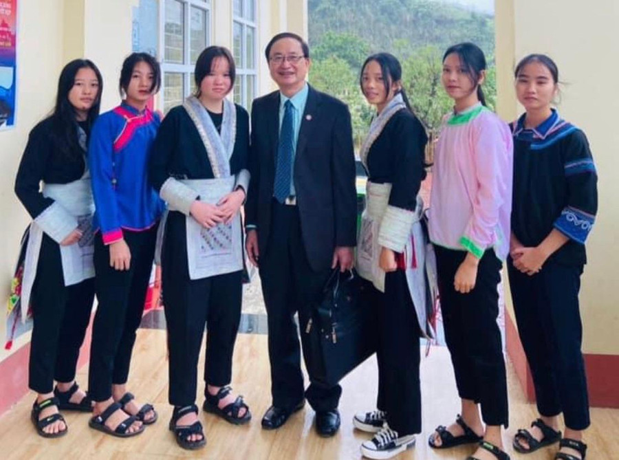 Ông Đặng Tự Ân (giữa ảnh - nguyên Vụ trưởng Vụ Giáo dục Tiểu học, Giám đốc Quỹ Hỗ trợ Đổi mới Giáo dục Phổ thông thăm Trường Phổ thông Dân tộc Nội trú THCS-THPT huyện Bát Xát, Lào Cai - đơn vị trường đạt chuẩn quốc gia đã hơn 10 năm.