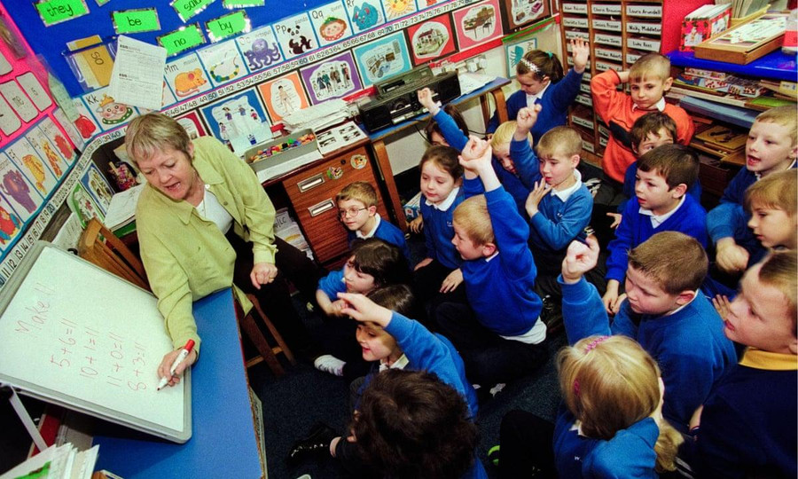 Anh đối mặt với tình trạng bùng nổ sĩ số lớp học. Anh đối mặt với tình trạng bùng nổ sĩ số lớp học.