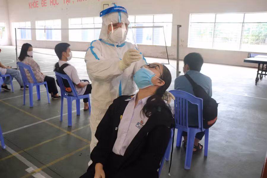 Thí sinh dự thi kỳ thi vào lớp 10 THPT công lâp năm học 2021 - 2022 được tập trung lấy mẫu xét nghiệm Covid - 19 trước khi học quy chế thi