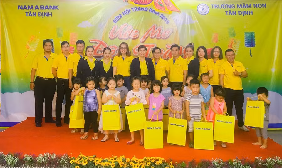 Nam A Bank Tân Định tặng quà cho các em nhỏ