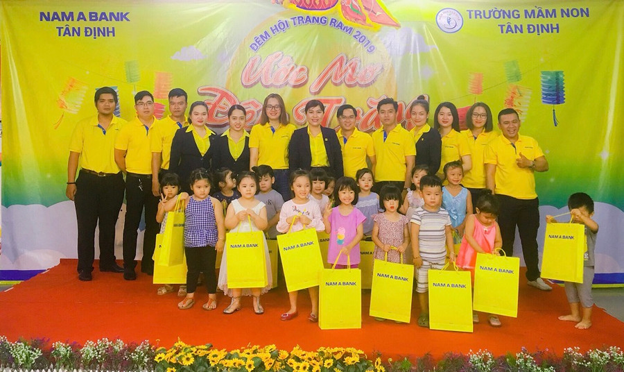 Nam A Bank Tân Định tặng quà cho các em nhỏ Nam A Bank Tân Định tặng quà cho các em nhỏ