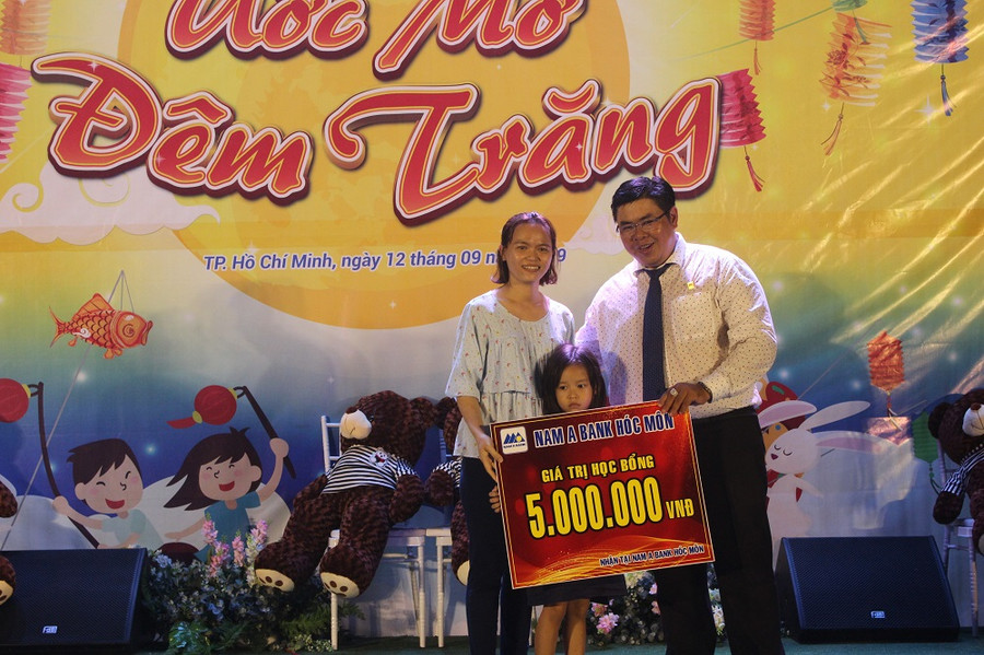 Nam A Bank Hóc Môn trao tặng học bổng cho học sinh hiếu học.