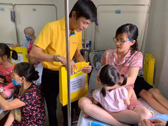 Nam A Bank cụm Hà Nội tới thăm các em nhỏ đang điều trị ở Khoa Nhi, Bệnh viện Huyết học Truyền máu Trung ương