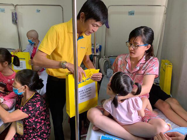 Nam A Bank cụm Hà Nội tới thăm các em nhỏ đang điều trị ở Khoa Nhi, Bệnh viện Huyết học Truyền máu Trung ương Nam A Bank cụm Hà Nội tới thăm các em nhỏ đang điều trị ở Khoa Nhi, Bệnh viện Huyết học Truyền máu Trung ương