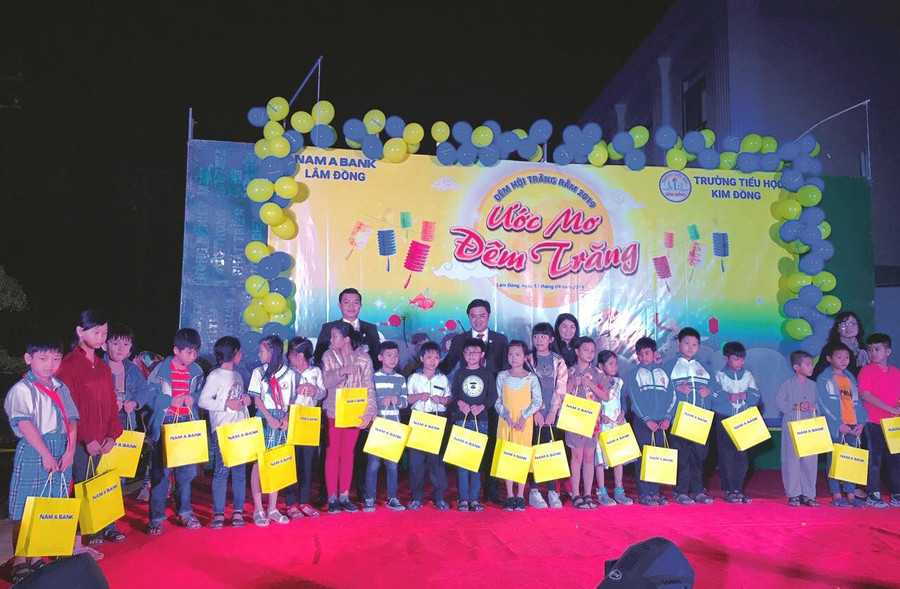 Các em học sinh Trường Tiểu học Kim Đồng (huyện Đức Trọng, Lâm Đồng) phấn khởi nhận quà tặng tại Đêm hội trăng rằm 2019 Các em học sinh Trường Tiểu học Kim Đồng (huyện Đức Trọng, Lâm Đồng) phấn khởi nhận quà tặng tại Đêm hội trăng rằm 2019