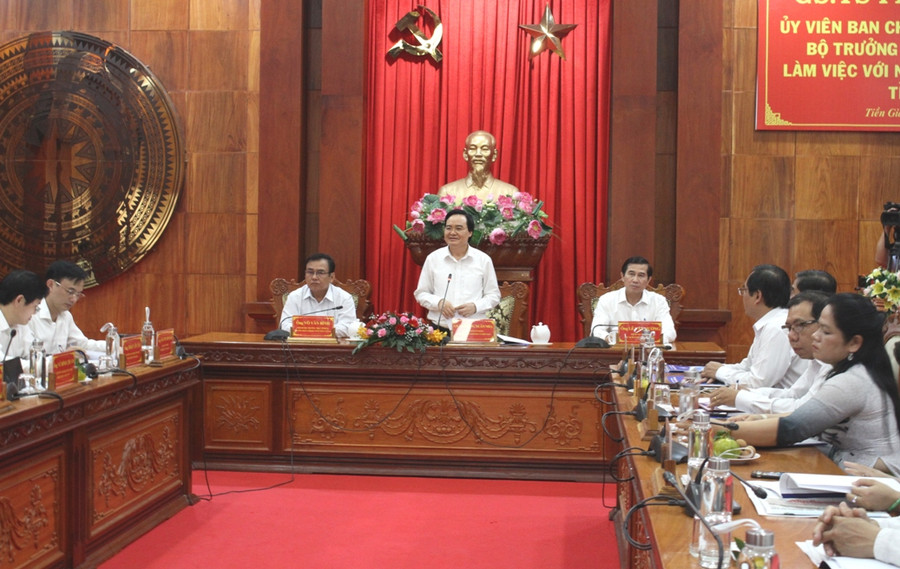 Bộ trưởng Phùng Xuân Nhạ phát biểu tại cuộc họp.