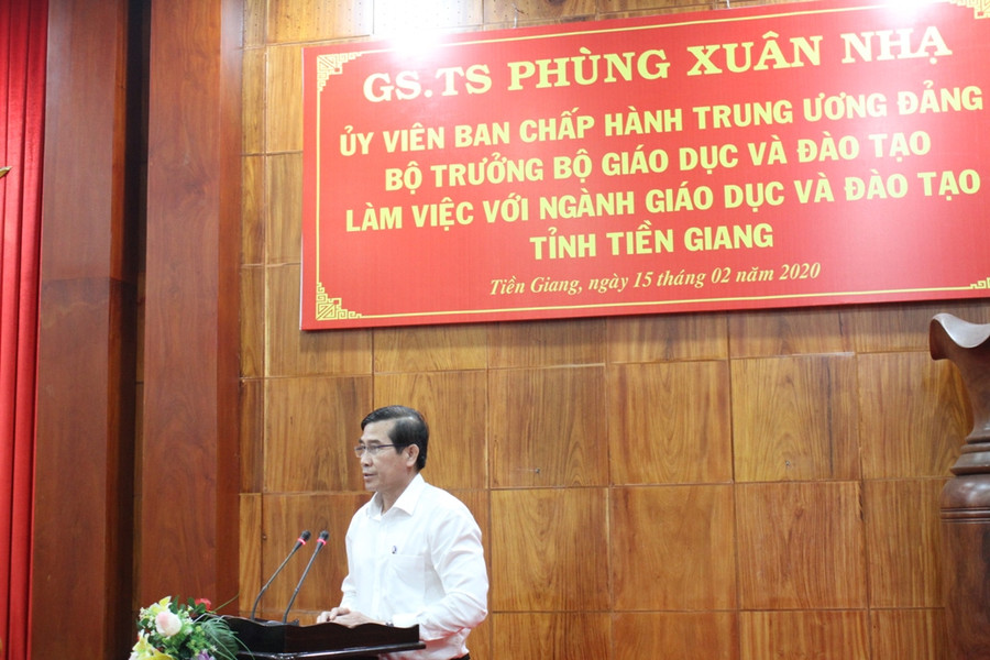 Ông Lê Văn Hưởng - Chủ tịch UBND tỉnh Tiền Giang phát biểu tại cuộc họp.