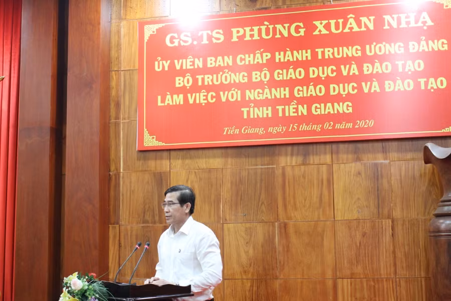 Ông Lê Văn Hưởng - Chủ tịch UBND tỉnh Tiền Giang phát biểu tại cuộc họp.