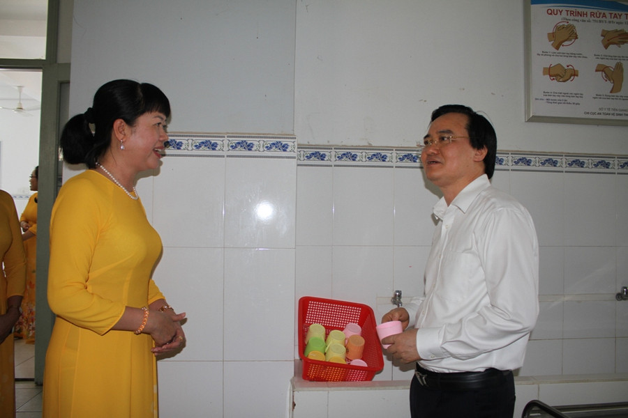 Bộ trưởng Phùng Xuân Nhạ kiểm tra phòng ăn của học sinh tiểu học.