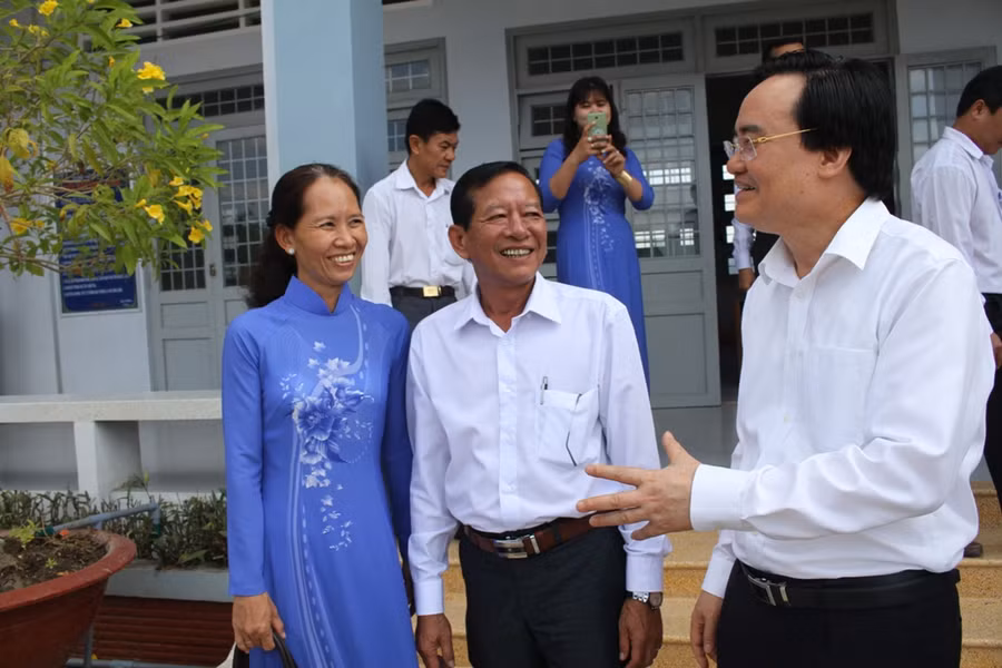 Bộ trưởng Phùng Xuân Nhạ thăm hỏi cán bộ, giáo viên Trường TH Phú An 1, huyện Cai Lậy.