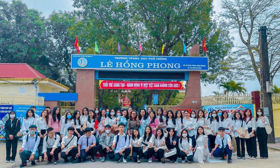 Sinh viên sư phạm Trường ĐH Vinh tham gia trải nghiệm thực tế tại trường phổ thông.