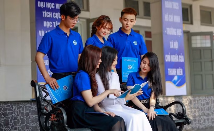 Giảng viên và sinh viên sư phạm Trường ĐH Vinh. Ảnh: NTCC Giảng viên và sinh viên sư phạm Trường ĐH Vinh. Ảnh: NTCC