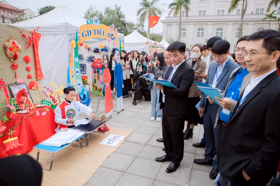 Hoạt động ngày hội sư phạm tại Trường Sư phạm (Trường ĐH Vinh). Hoạt động ngày hội sư phạm tại Trường Sư phạm (Trường ĐH Vinh).