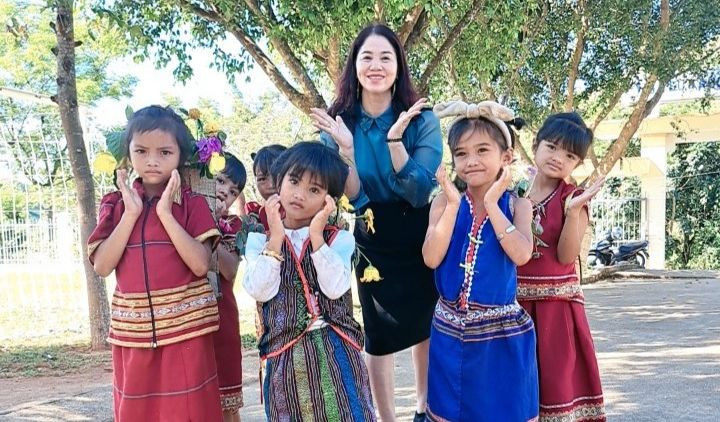 Cô Nguyễn Thị Tuyết Mai, Hiệu trưởng Trường Tiểu học Tô Vĩnh Diện (xã Đăk Psi, huyện Đăk Hà, Kon Tum) cùng học sinh trong hoạt động giáo dục địa phương.