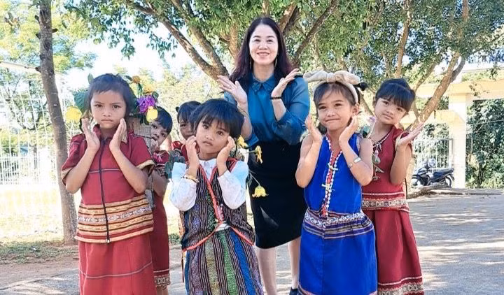 Cô Nguyễn Thị Tuyết Mai, Hiệu trưởng Trường Tiểu học Tô Vĩnh Diện (xã Đăk Psi, huyện Đăk Hà, Kon Tum) cùng học sinh trong hoạt động giáo dục địa phương.