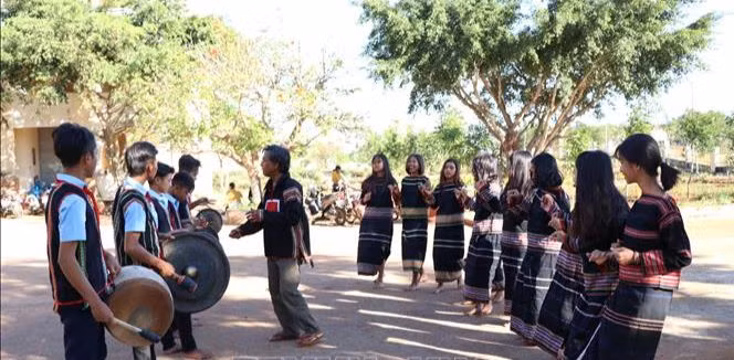 Nghệ nhân Ksor Siơh, dân tộc Jrai, làng Kly, thị trấn Nhơn Hòa, huyện Chư Pưh (Gia Lai) dạy đánh cồng chiêng cho học sinh trong vùng. Ảnh: Hồng Điệp