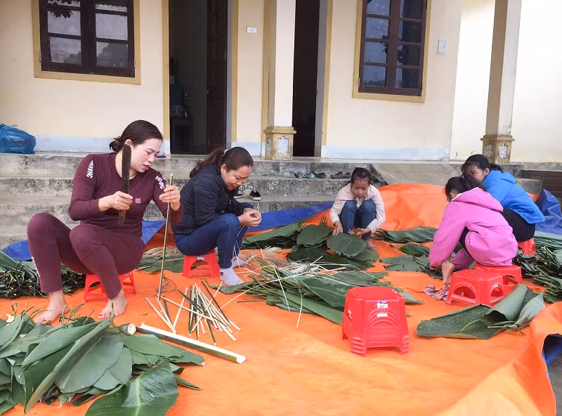 Nhà trường tổ chức gói bánh chưng, bánh tét cho học sinh Đan Lai tham gia.