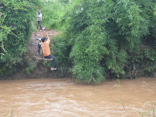 Không để người dân sử dụng các phương tiện tự chế không an toàn vượt sông, suối