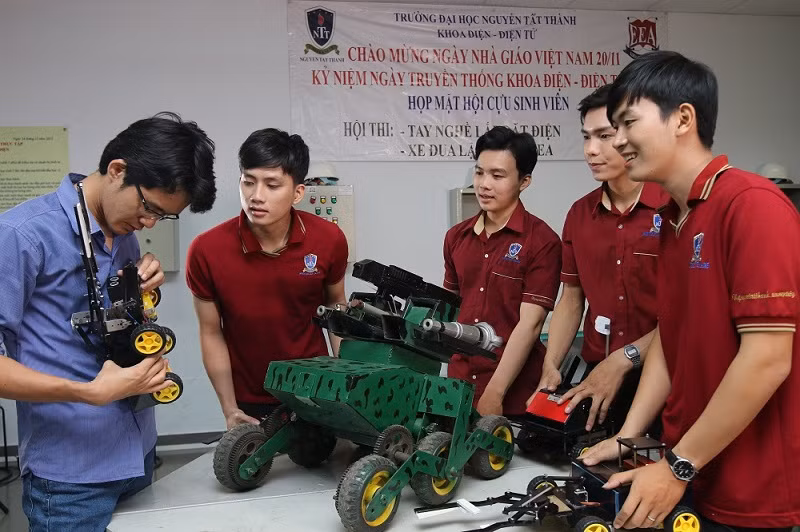 Sinh viên Trường ĐH Nguyễn Tất Thành trong một giờ thực hành.