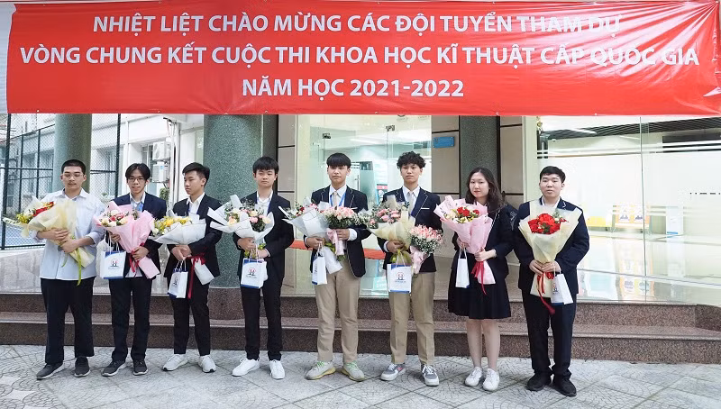 Gia Bảo và Quang Huy (thứ 3 và thứ 4 từ phải qua) chụp ảnh cùng các thí sinh đoạt giải tại cuộc thi KHKT cấp quốc gia năm 2022.