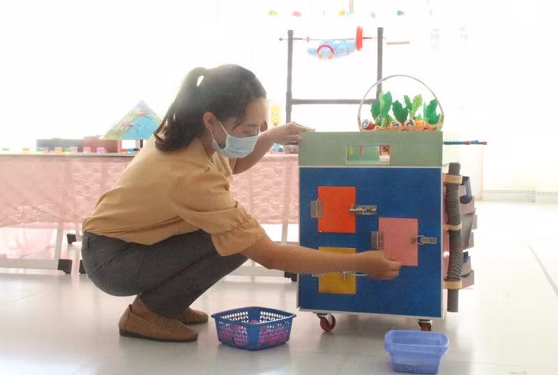 Chiếc hộp cùng bé khám phá của cô Mai Thạnh nhằm giáo dục trẻ kỹ năng sống hàng ngày.