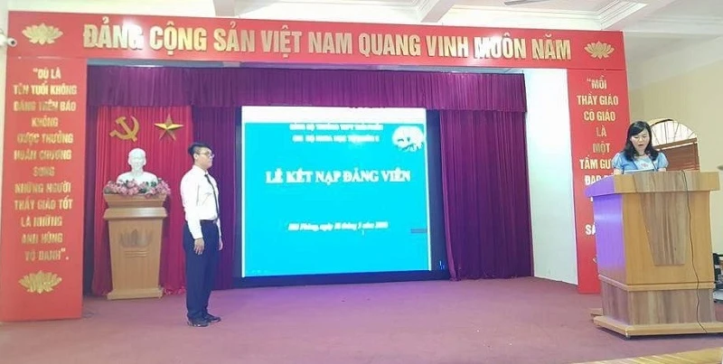 Lễ kết nạp đảng viên tại Trường THPT Thái Phiên.