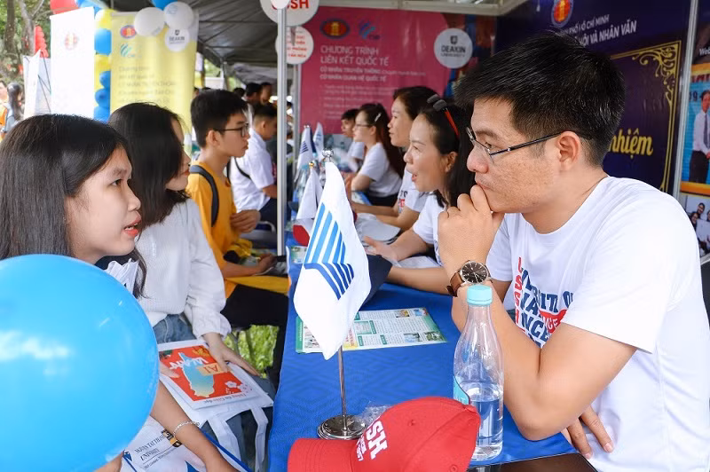 Công tác tư vấn tuyển sinh trực tiếp và trực tuyến cho thí sinh tại các trường đang vào mùa cao điểm.