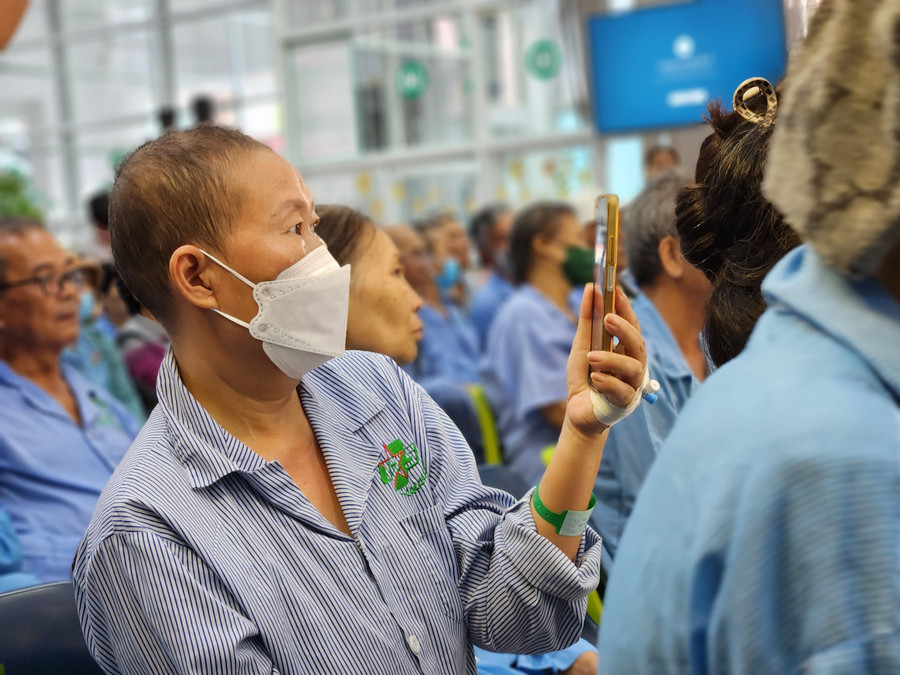 Gần 300 bệnh nhân ung thư đang điều trị tại bệnh viện, chương trình. 