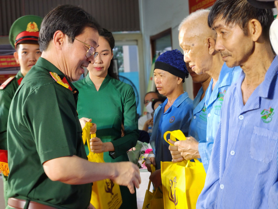 PGS.TS Trương Đình Cẩm – Phó Giám đốc Bệnh viện Quân Y 175, trao quà đến các bệnh nhân ung thư. PGS.TS Trương Đình Cẩm – Phó Giám đốc Bệnh viện Quân Y 175, trao quà đến các bệnh nhân ung thư.