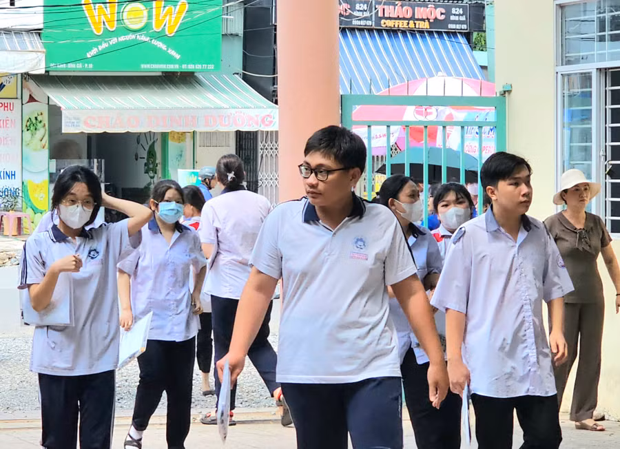 Tại điểm thi Trường THCS Ngô Sĩ Liên, thí sinh tự tin, phấn khởi bước vào ngày thi thứ 2.