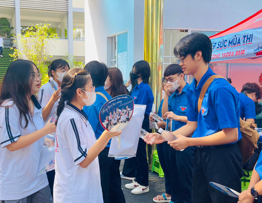 Tại điểm thi Trường THPT Đinh Tiên Hoàng, đội tiếp sức mùa thi có mặt từ sớm để hỗ trợ các thí sinh hoàn thành bài thi tổ hợp. Tại điểm thi Trường THPT Đinh Tiên Hoàng, đội tiếp sức mùa thi có mặt từ sớm để hỗ trợ các thí sinh hoàn thành bài thi tổ hợp.