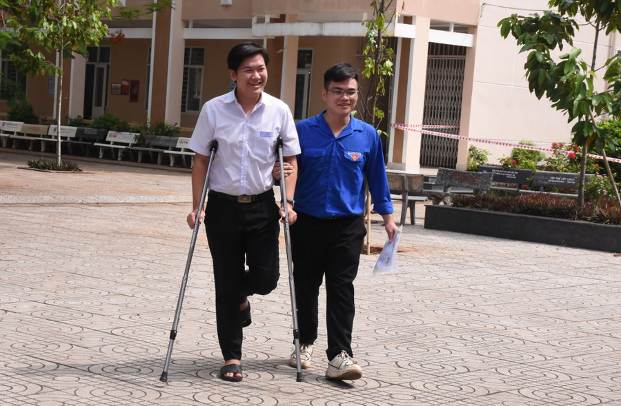 Thí sinh Ngô Trần Phước Thịnh – học sinh Trường THPT Nguyễn Du (huyện Châu Đức), được các bạn tình nguyện viên hỗ trợ đến và rời phòng thi. Thí sinh Ngô Trần Phước Thịnh – học sinh Trường THPT Nguyễn Du (huyện Châu Đức), được các bạn tình nguyện viên hỗ trợ đến và rời phòng thi.