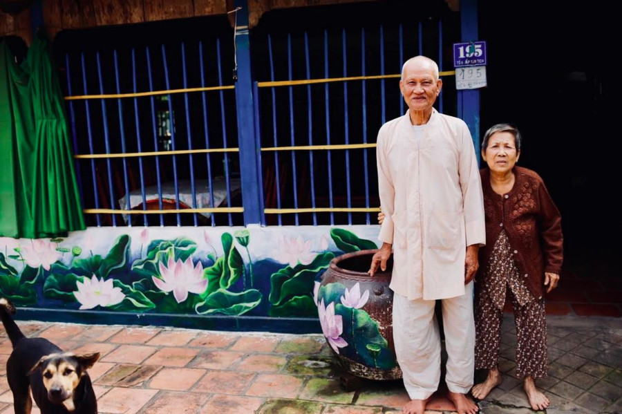 Người dân rất thích những bức tranh tường này, lu đựng nước cũng được trang trí bông sen nữa!