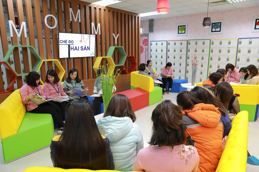 Tại Samsung, nhân viên đang mang thai được công ty ưu tiên chăm sóc và hỗ trợ. Tại Samsung, nhân viên đang mang thai được công ty ưu tiên chăm sóc và hỗ trợ.