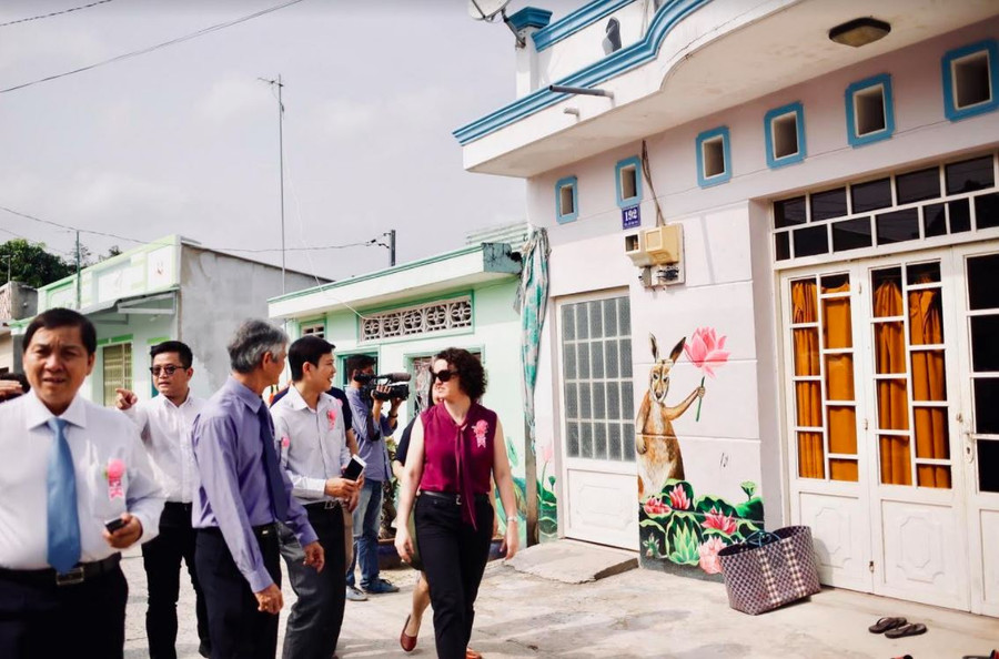 Lạ chưa, chuột túi vẫy hoa sen nhé!