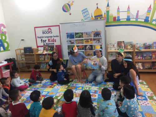 Nhóm sinh viên Úc giao lưu với các em nhỏ tại trung tâm Kids Need Books Nhóm sinh viên Úc giao lưu với các em nhỏ tại trung tâm Kids Need Books