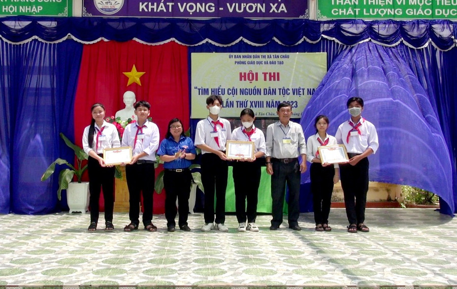 Ban tổ chức trao khen thưởng các đội đạt giải Ba trong hội thi.