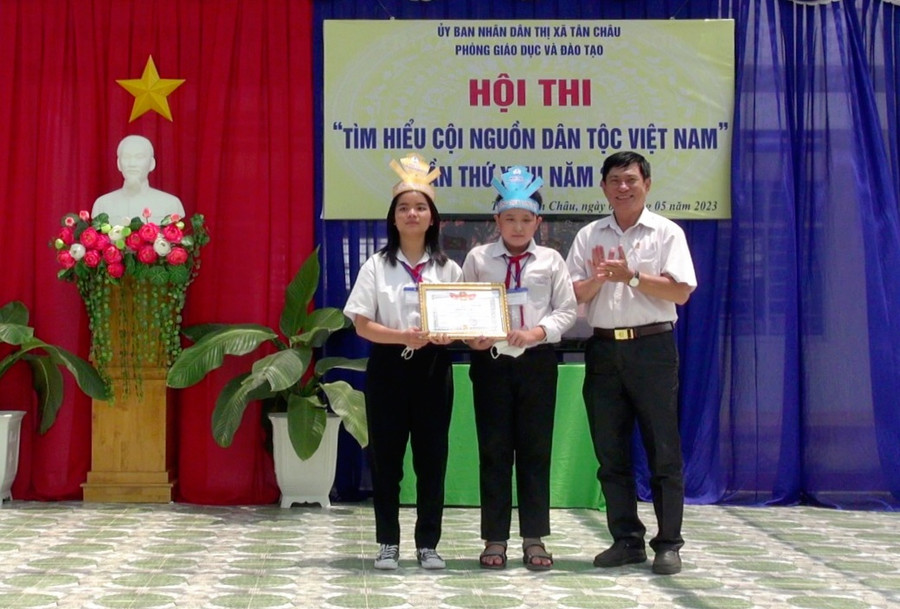 Ban tổ chức trao giải Nhất cho đội thi Trường THCS Long Sơn (TX. Tân Châu).