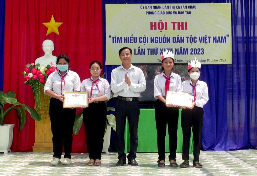 Ban tổ chức trao khen thưởng các đội đạt giải Nhì.