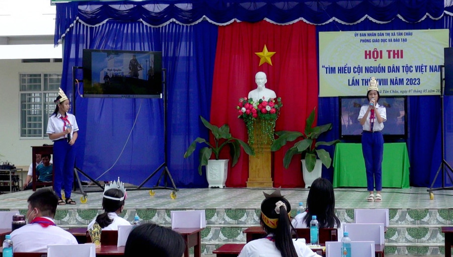 Các đội thi tham gia phần thi thuyết trình sự kiện lịch sử dân tộc.