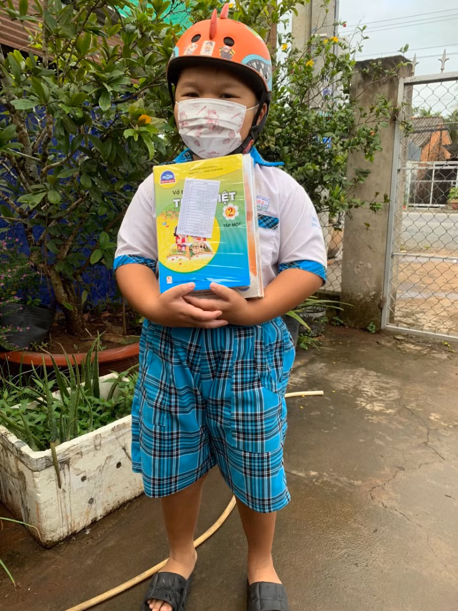 Niềm vui trẻ vùng bị phong tỏa khi nhận được SGK trước thềm năm học mới.