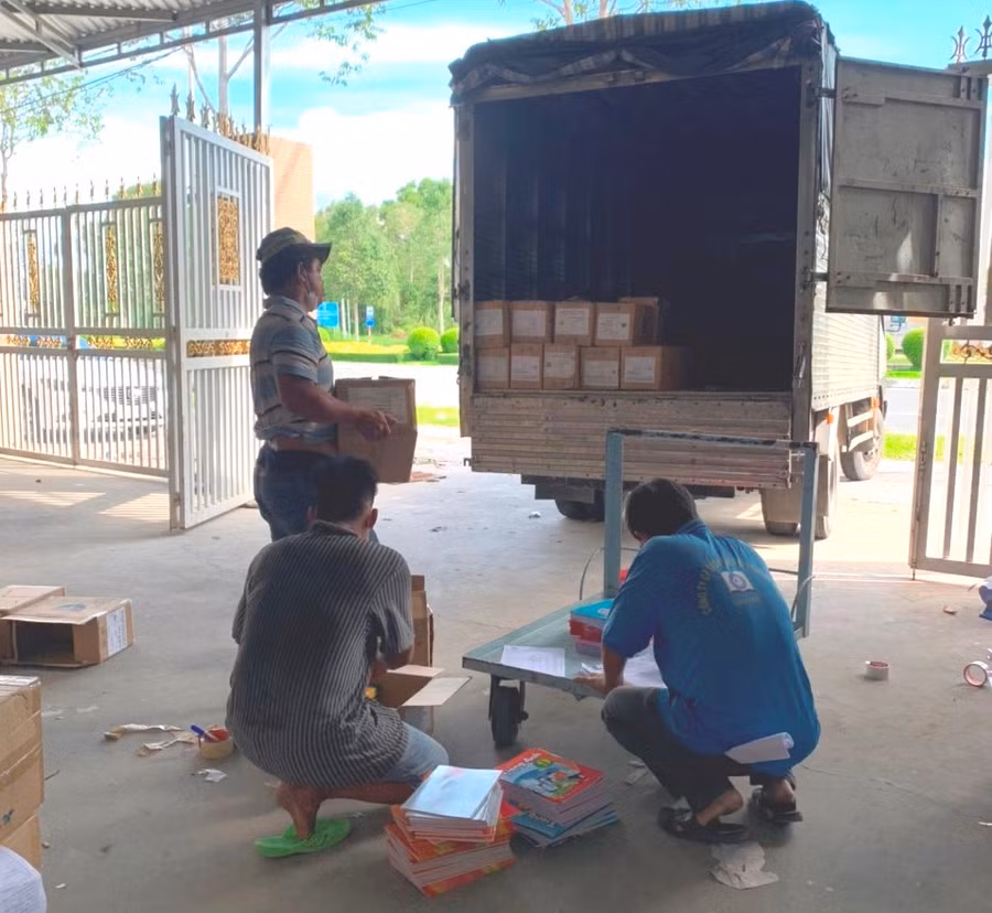 Vận chuyển sách giáo khoa thời điểm giãn cách xã hội.